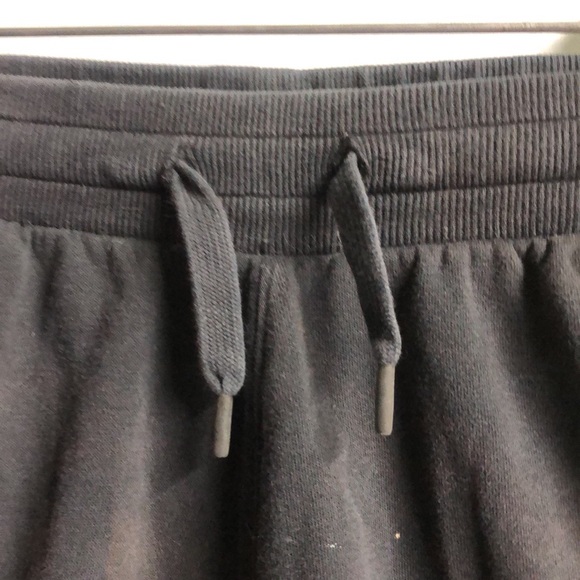 Women’s small stained Under Armour drawstring shorts - Picture 12 of 12